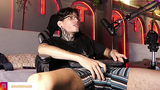 David__Huge Chat XXX live