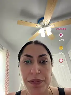 YourQueen18 Adlı Modelin Canlı XXX Sohbeti