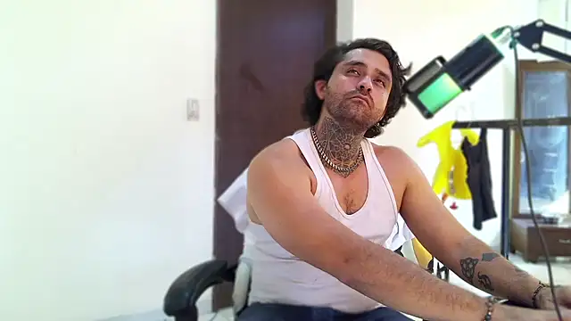 aronmiller404 Live XXX-Chat
