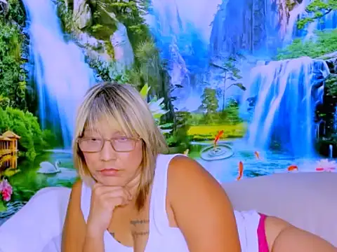 indianroxy's Live XXX Chat