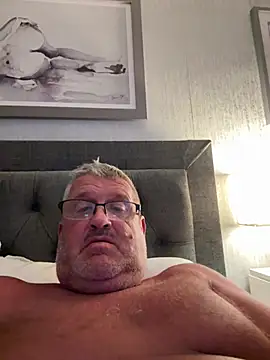 Daddystrokes4u XXX чат на живо