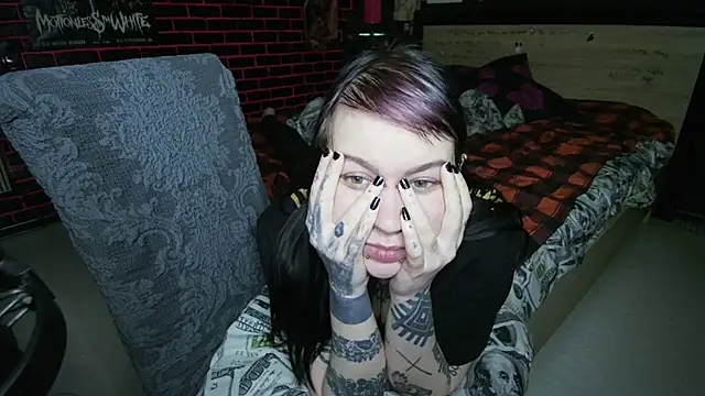 Chatroom XXX en direct de MoorderxDoll