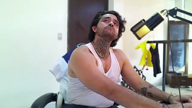 aronmiller404 Live XXX Chat