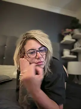 blondebitch2 XXX чат на живо