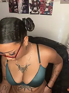 badgirluzi's Live XXX Chat