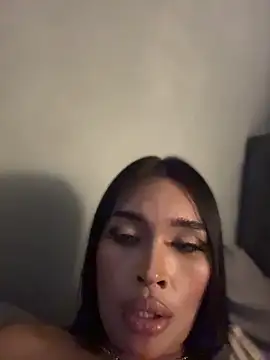 PrettyYoungHugeCockTS Chat XXX in diretta