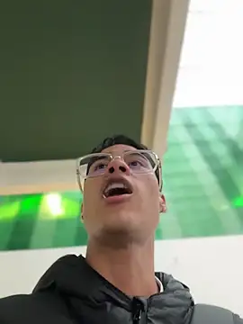 צ'אט XXX בשידור חי של TavoHot_