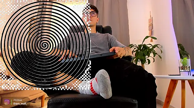 etham_wolf1: διαδικτυακό σόου στην κάμερα