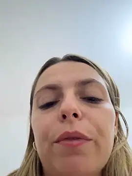 צ'אט XXX בשידור חי של diavola_bionda