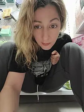 צ'אט XXX בשידור חי של MilaCrazyBlonde