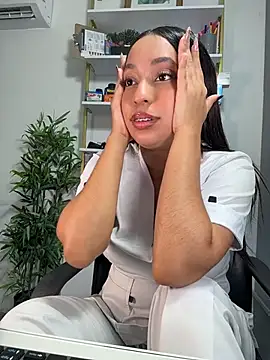 Chat +18 de MiaCamille_ ao vivo