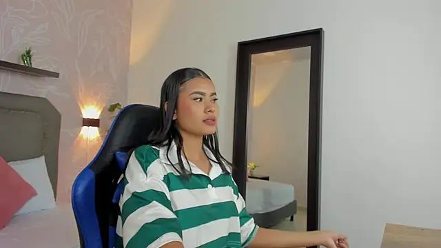 laura_chips Adlı Modelin Canlı XXX Sohbeti