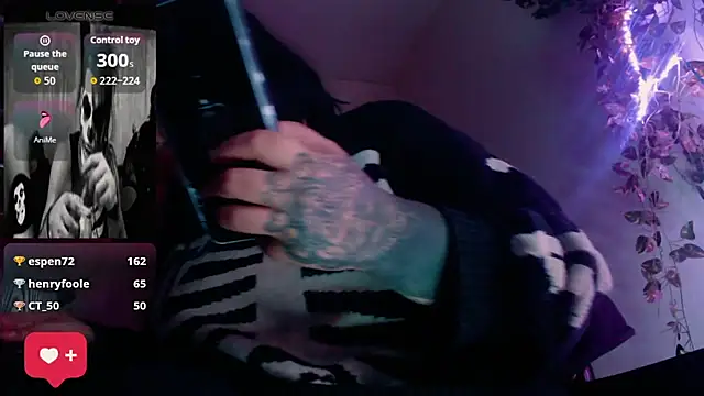 צ'אט XXX בשידור חי של Psychobitch7
