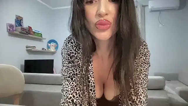 צ'אט XXX בשידור חי של NoOneLikeHer