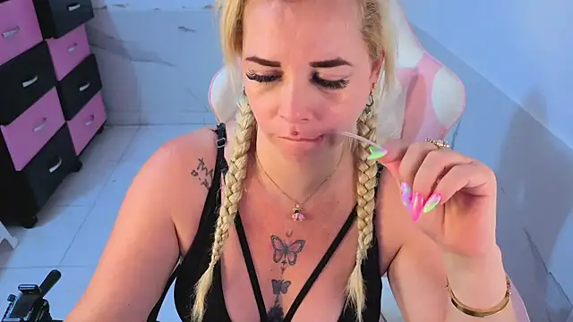 צ'אט XXX בשידור חי של HannaBrave