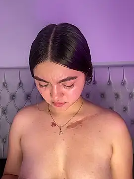 Juli_saenz_'s Live XXX Chat