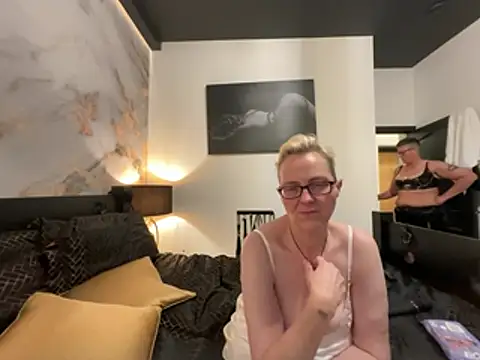 Curvy-Jinx Live XXX-chat