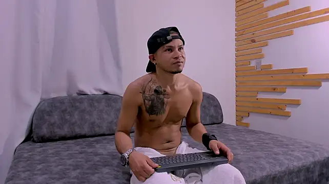 צ'אט XXX בשידור חי של Alejandro__castillo