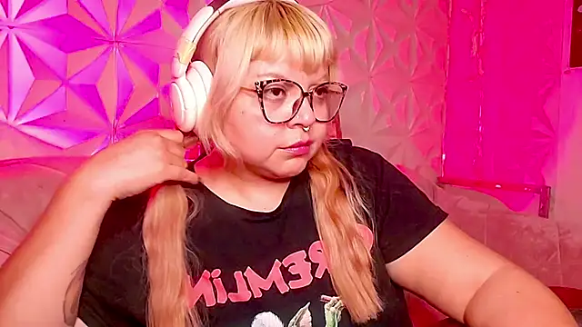 Chat +18 de Satyn_doll ao vivo