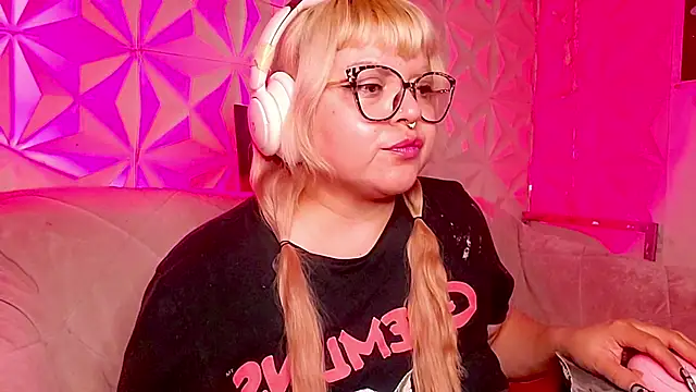 Satyn_doll Chat XXX in diretta