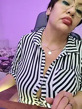 צ'אט XXX בשידור חי של esmeralda_milf