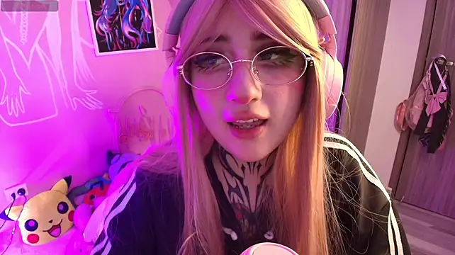 Miwa_violet élő XXX-chatje