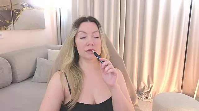 ElleQ's Live XXX Chat