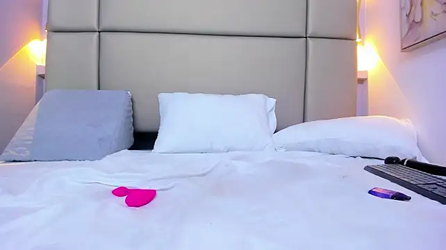 pinktaylor_ Adlı Modelin Canlı XXX Sohbeti