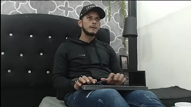 Chris_Dick23 élő XXX-chatje