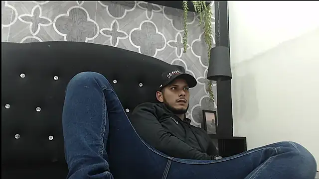 Chris_Dick23 élő XXX-chatje