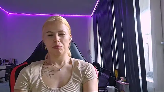 ErnestineBagge's Live XXX Chat