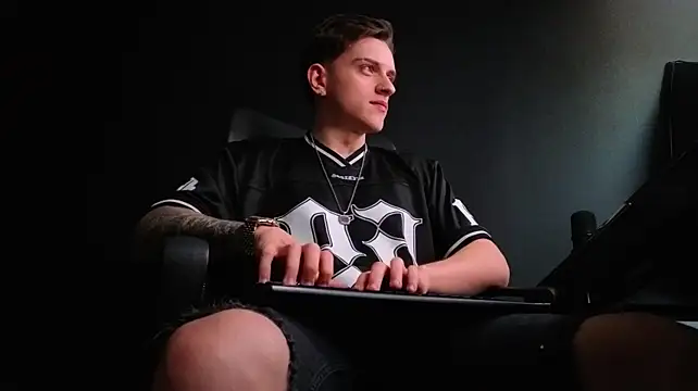 צ'אט XXX בשידור חי של FelixStarkk