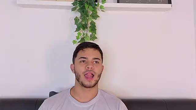 XXX chat uživo modela TylerWest_