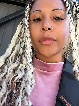 צ'אט XXX בשידור חי של HaileyDiana
