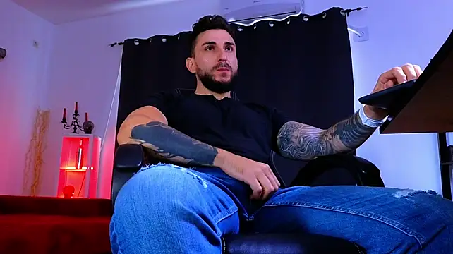 MightyAaron66's Live XXX Chat
