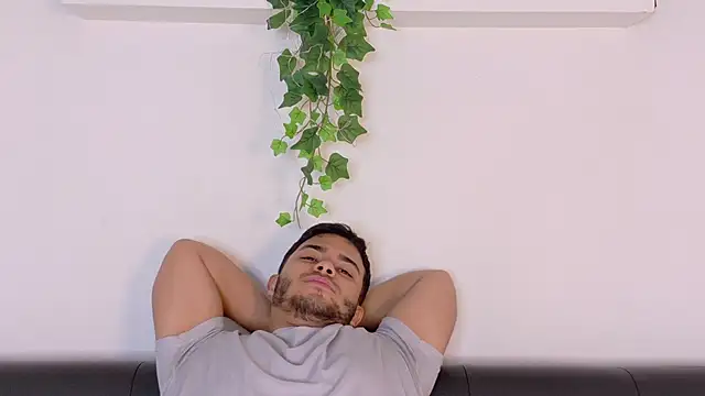 צ'אט XXX בשידור חי של TylerWest_