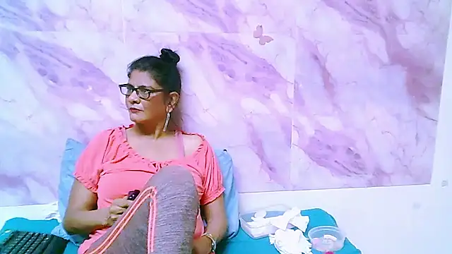XXX chat uživo modela IndianAllure