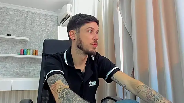 JonahShaw Adlı Modelin Canlı XXX Sohbeti