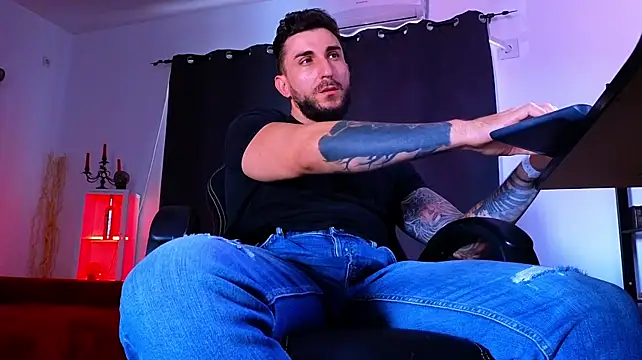 MightyAaron66 élő XXX-chatje