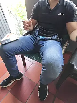 jacson_w8: διαδικτυακό σόου στην κάμερα