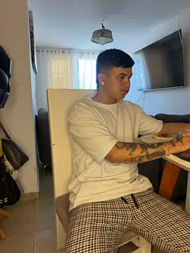 Christopher_strongg Chat XXX in diretta