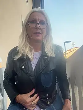 adella13 élő XXX-chatje