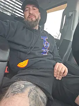 Beardedtattood: διαδικτυακό σόου στην κάμερα