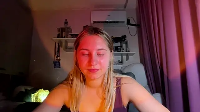 VelvetPinnick's Live XXX Chat
