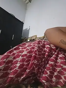 Show modela tamilhot-honeybee na web-kameri