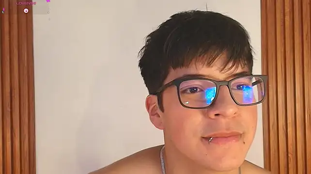 Milo_Wolff Adlı Modelin Canlı XXX Sohbeti