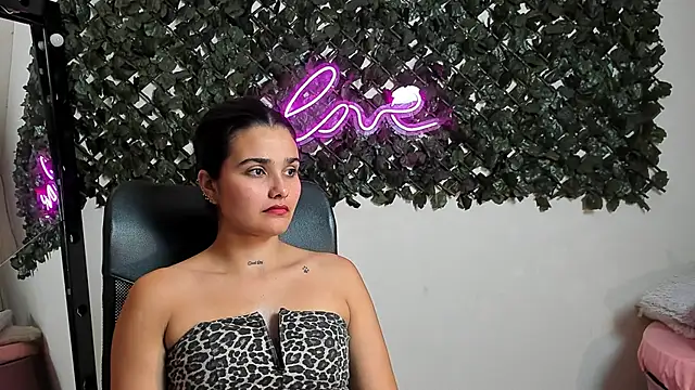 DestinyHills' Live XXX Chat