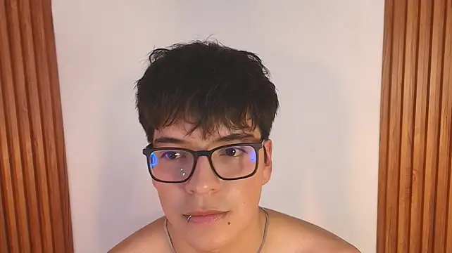 Milo_Wolff Adlı Modelin Canlı XXX Sohbeti