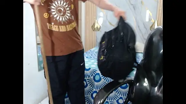 Chat +18 de Kloe_arias ao vivo