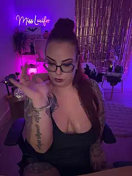 צ'אט XXX בשידור חי של Miss_Lucifer6